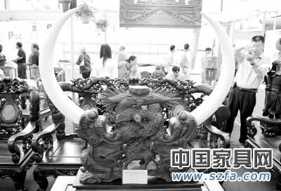 　　曾經(jīng)高達(dá)8000萬元一套的紅木家具如今不到60萬元。“不僅原料價(jià)格超跌，家具市場(chǎng)也有價(jià)無市”，業(yè)內(nèi)稱“令人心痛”記者周華攝
