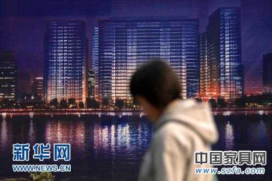一位市民從杭州市區的一處商業樓盤廣告牌前走過(2010年11月4日攝)。新華社記者 黃宗治 攝 一位市民從杭州市區的一處商業樓盤廣告牌前走過(2010年11月4日攝)。新華社記者 黃宗治 攝