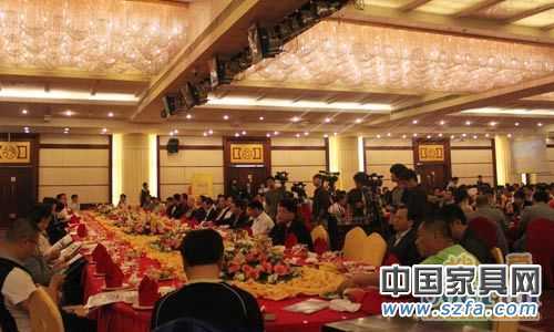 家居、建材行業(yè)的500余位廠家、經(jīng)銷商代表現(xiàn)場參加招商推介會