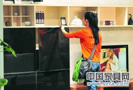 板材和其他材料的結合，成為板式家具設計的一個方向