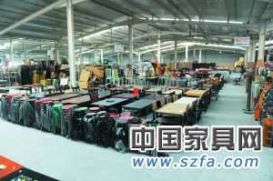 目前的二手家具市場內(nèi)仍以板式家具交易為主，幾乎看不見紅木家具的影子。