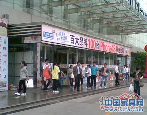 紅星美凱龍汶水商場前發放傳單的促銷員.jpg