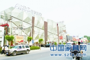 飾界風以專業(yè)飾品賣場的形象獨立于十里河東段,銀灰色的裝修讓其很不醒目,位置欠佳、定位失策是其敗北的重要因素。