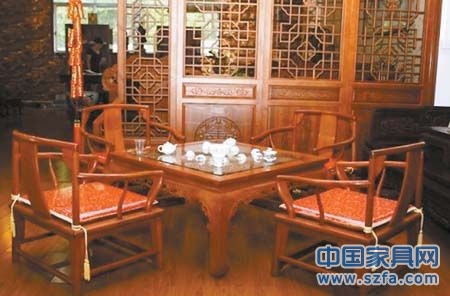 屏風、瓷器、奇石等配以紅木家具更顯濃郁中國風