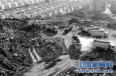 6月1日，廣西防城港市，眾多車輛在挖山造城。圖/CFP