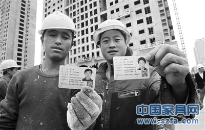 去年10月29日，山東青島市，工人們正在展示剛領(lǐng)到的居住證。圖/CFP