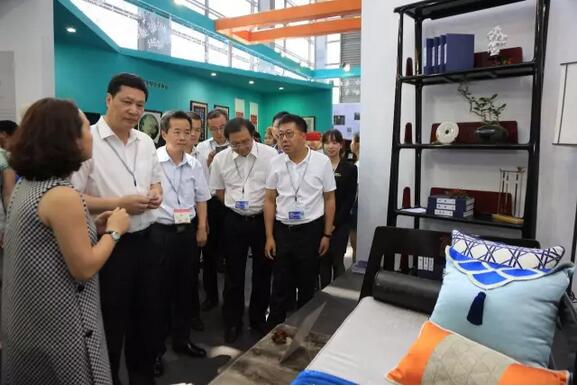深圳市龍華區委書記余新國一行參觀品鑒祥利紅木家具 深圳市龍華區委書記余新國一行參觀品鑒祥利紅木家具
