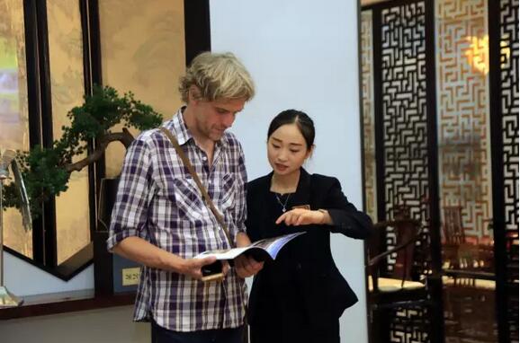 就連外國客人也對祥利紅木家具十分感興趣 就連外國客人也對祥利紅木家具十分感興趣