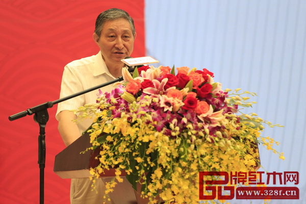 全聯(lián)藝術(shù)紅木家具專業(yè)委員會專家顧問、原故宮博物院文保科技部主任曹靜樓在區(qū)氏臻品明清家具藝術(shù)館開業(yè)典禮上致辭